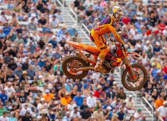 CHASE SEXTON ET RED BULL KTM FACTORY RACING MONTENT SUR LE PODIUM DES PLAY-OFFS SMX À CHARLOTTE  