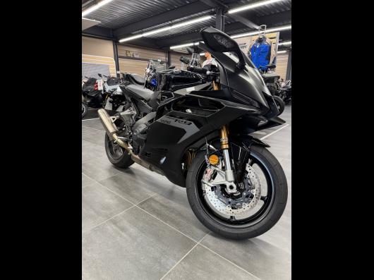 YAMAHA R9